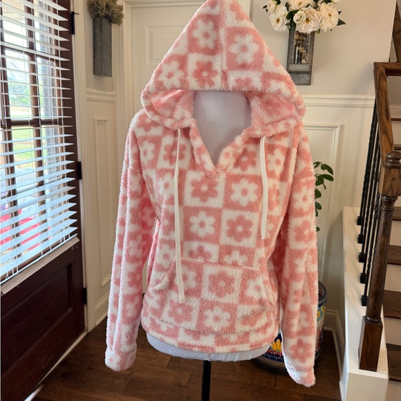Crave Fame NWOT Woobie Printed Fuzzy Cropped Hooded Sweater in Dusty Pink - Picture 2 of 6